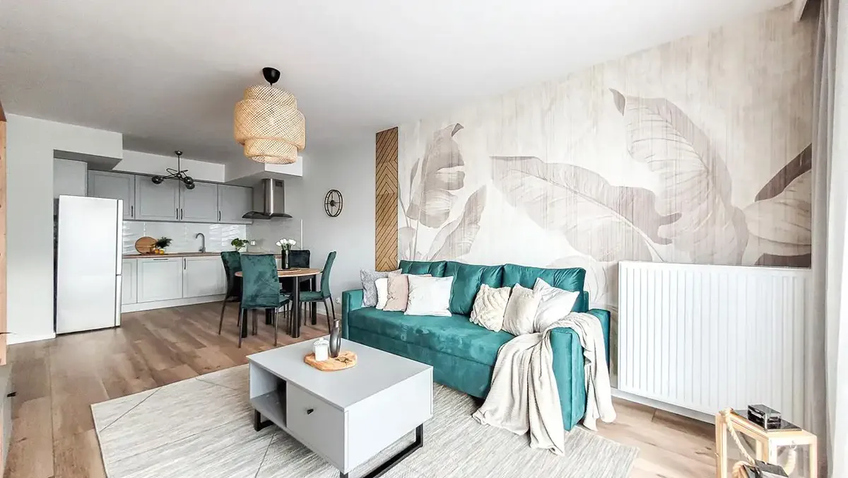 Salon z zieloną sofą i botaniczną tapetą, ul. Kminkowa